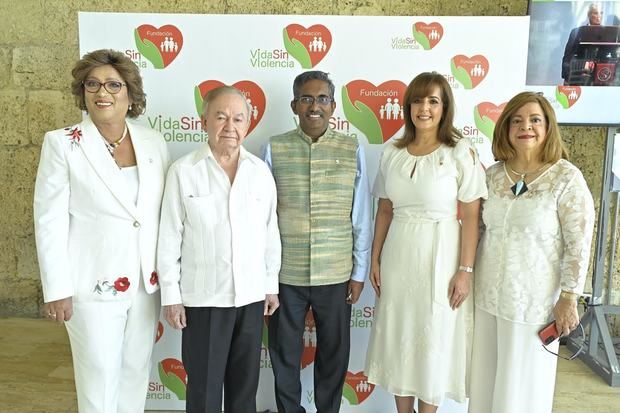 Rosa Roa de López, Ellis Pérez, Ramu Abbagami, embajador de La India; Yanira Fondeur de Hernández y Mildred de Sánchez Noble.