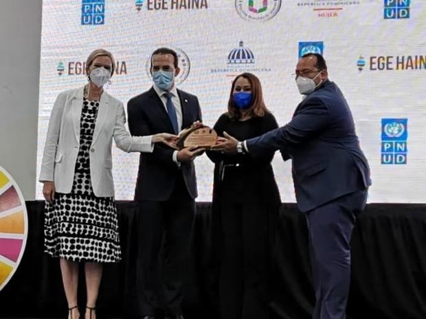 Mayra Jiménez, ministra de la Mujer e Inka Mattila, representante residente del PNUD y Rafael Lorenzo  Uribe del INDOCAL  entregan la distinción a Luis Mejía Brache , gerente general de  EGE Haina.