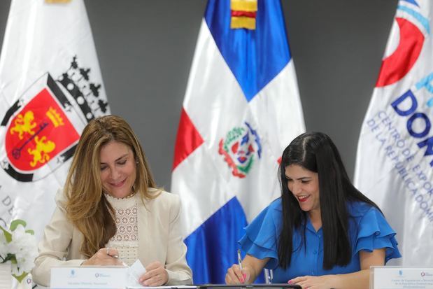 Carolina Mejía, alcaldesa Distrito Nacional y Biviana Riveiro Disla, directora ejecutiva de Prodominicana