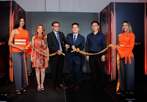 Sebastián Proux, Dong Zhou, Ashley Portes y Wu Fan realizan corte de cinta.