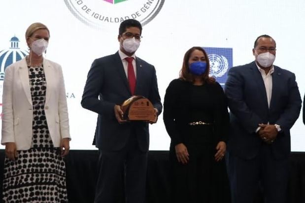 Inka Mattila,  Rafael Izquierdo, Mayra Jiménez y Lorenzo Ramírez  Uribe, durante la entrega del  sello de oro Igualando RD entregado al Grupo Universal.
