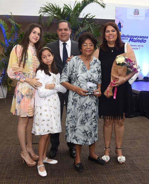  Licda. Patria Rivas juntos a sus hijos y nietas.