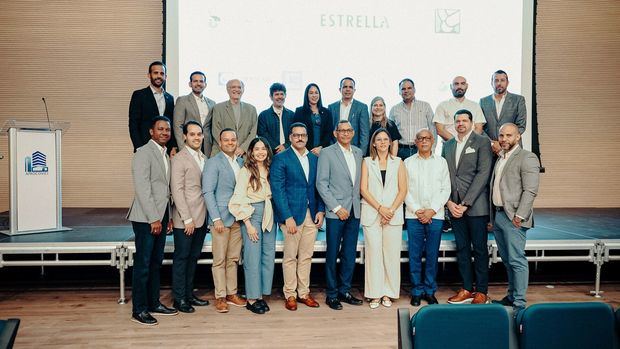 Directiva de APROCOVICI junto a panelistas dominicanos y extranjeros.