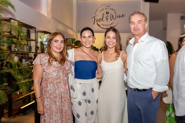 Loida Kycek, Juliana Molina, Karina Banda y Jason Kycek.