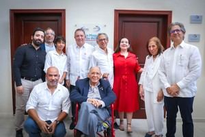 Franklin Polanco junto su familia y el director general del IDAC, Héctor Porcella.