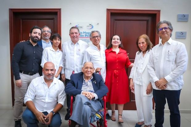 Franklin Polanco junto su familia y el director general del IDAC, Héctor Porcella.