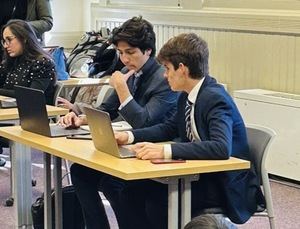 Los jóvenes Alejandro Thomas Lomba y José Lebrón Vicini en pleno debate.