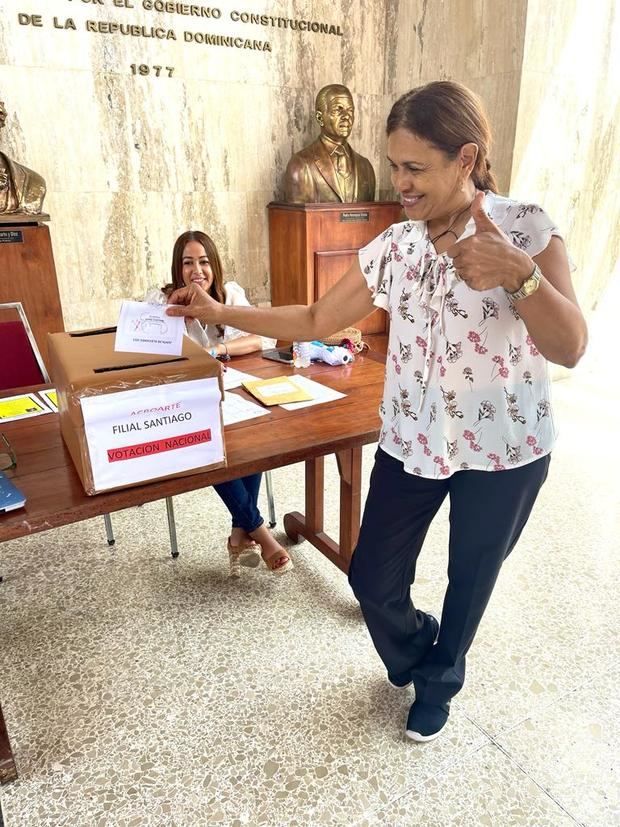  Yamira Taveras,  presidenta electa por la filial Acroarte Santiago.