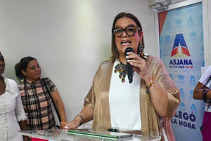 Anitza Gutiérrez, candidata a dirigir el Decanato de la Facultad de Artes se dirige a los presentes.