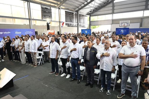 Autoridades legislativas, civiles y religiosas asistentes a la novena jornada de
bancarización realizada por el Banco de Reservas en el sector de Capotillo.