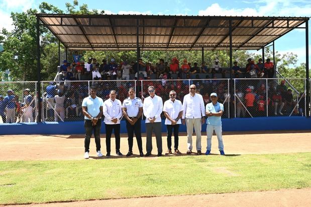 Autoridades deportivas y miembros de Banreservas en el nuevo
estadio de beisbol Felipe Rojas Alou construido por la entidad
financiera.