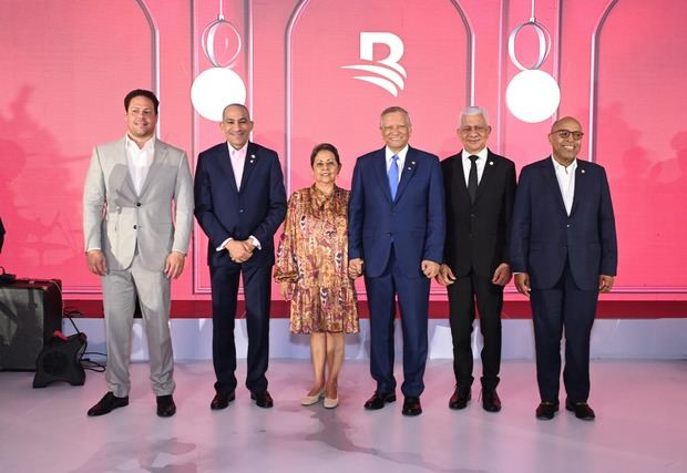 El presidente ejecutivo de Banreservas, Leonardo Aguilera, y la presidenta del Voluntariado, Carmen Quijano, encabezan el coctel con clientes.