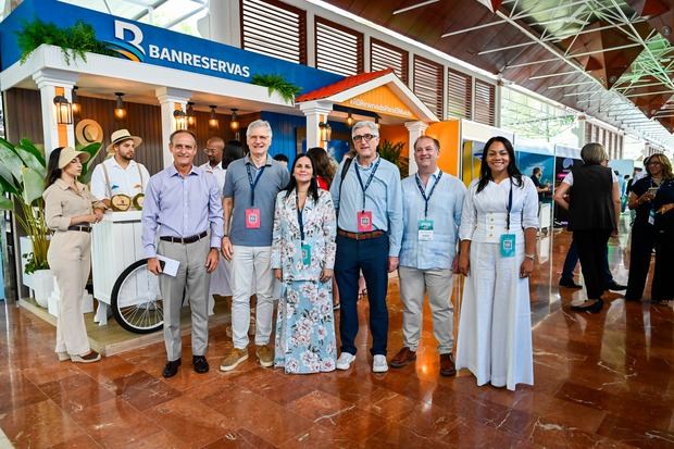 Equipo de Negocios Turísticos del Banco de Reservas junto a visitantes de la feria DATE 2026.