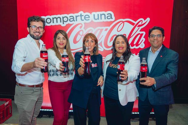 Coca-Cola revive su icónica campaña personalizada.