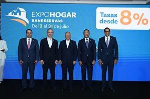 El presidente ejecutivo de Banreservas, doctor Leonardo Aguilera, encabeza el lanzamiento de Expohogar 2026. Desde la izquierda le acompañan ejecutivos de la institución: Miguel Ramos, Rafael Madera, Ysidro García y Pablo de la Rosa.
