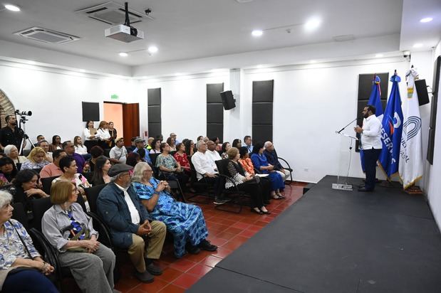 El gerente de Cultura de Banreservas, Mijaíl Peralta, presenta la exposición
Elsa Núñez. Homenaje a la madre tierra.