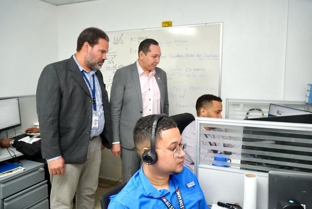 El doctor Jesús Andújar junto a Omar Pérez Veloz en el departamento de Estudios Internacionales.