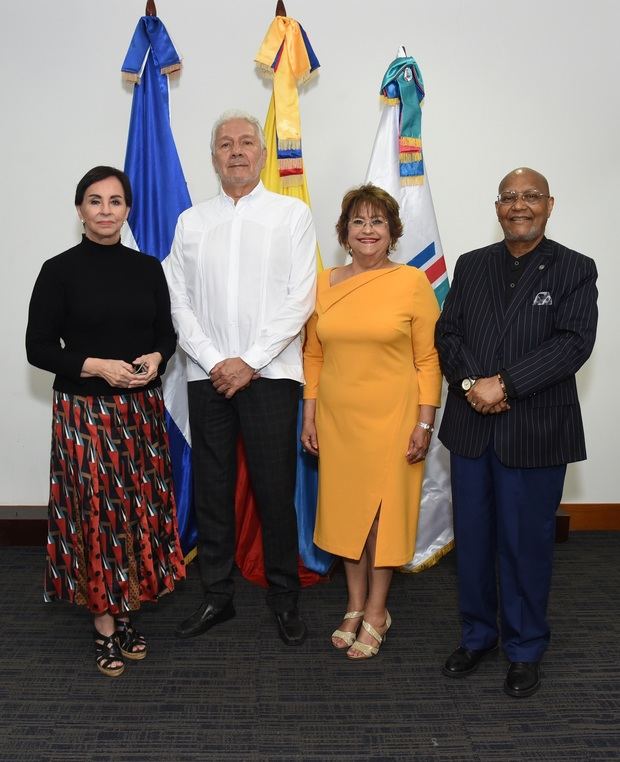 Ofelia Berrido, Darío Villamizar, embajador de Colombia, Verónica Sencion y Abil Peralta Agüero.