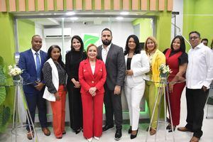 Ingrid Reyes Del Villar y Giselle Pérez con el equipo de colaboradores de la nueva sucursal San Vicente de Paúl.