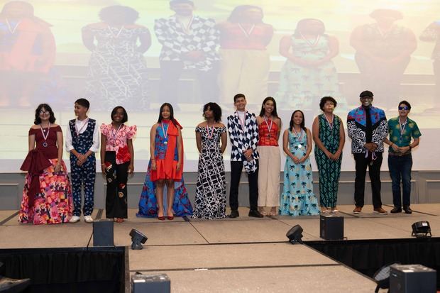 Jóvenes ganadores de medallas en la exposición “Hilvanando Ilusiones - Dominicana pinta bien”.