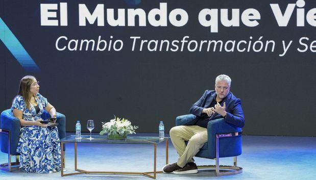Luego de la conferencia, Álex Rovira dialogó con la periodista y Grisbel Medina.