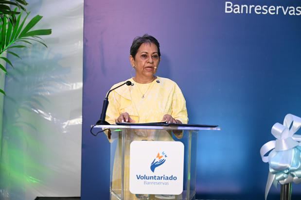 La presidenta del Voluntariado Banreservas, doctora Carmen Alicia Quijano de Aguilera, pronuncia las palabras centrales del acto de inauguración de la oficina del Voluntariado en Santiago.