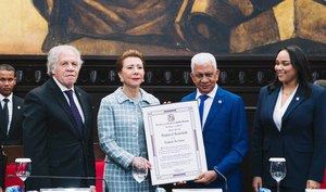 Melba Segura de Grullón recibe reconocimiento en el Congreso de Parlamentos y Prosperidad de América Latina