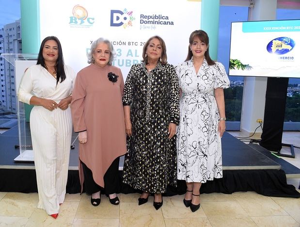 Sarah Hernández, Nieves Colombani, Luisa de Aquino y Yanira Fondeur de Hernández.