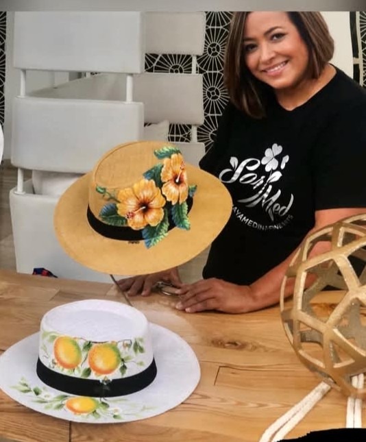 Soraya Medina y muestra sus sombreros.