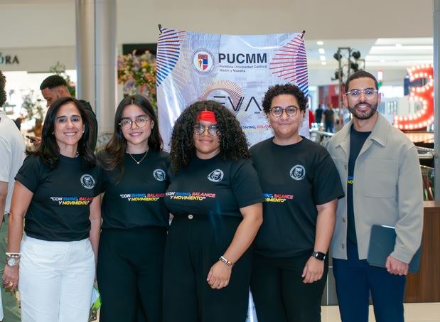 Tania Fermín y Emil Sosa junto a las estudiantes Isabella García Menicucci, Ana Camila Féliz e Iamdra Alcántara, ganadoras del primer, segundo y tercer lugar.