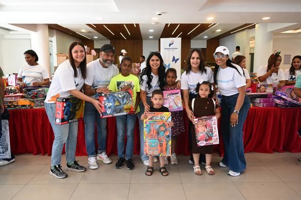 Los niños recibieron sus juguetes por parte del equipo del Voluntariado.