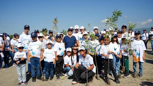 Grupo de voluntariado junto a la presidente del Voluntariado Banreservas, la doctora Carmen Alicia Quijano.