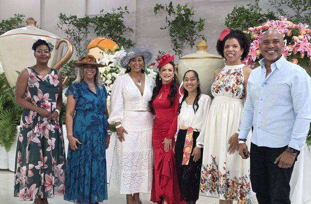 Yubelkys Mejía, Mayra De Peña, Yenny Polanco Lovera, Ircania García, María Mercedes, Cristina Rosario y Salvador Batista. (Foto: Adompretur)