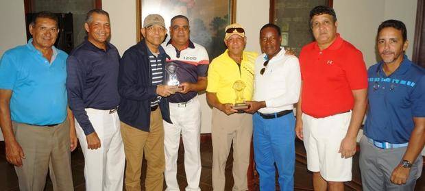 Campeones del torneo de golf benéfico de Roberto Ortiz