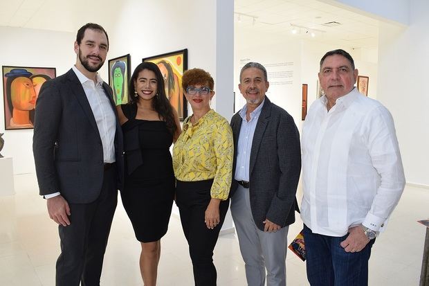 Dylan Dopson, Shanell Cartagena de Dopson, Tamara de Bodden, Juan Julio Bodden y el viceministro de cultura Gamal Michelen.