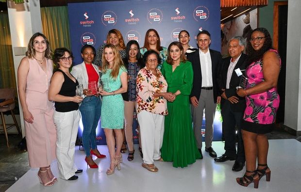 Los ejecutivos de Switch Havas, Pamela Pitizia y José Grateraux, la ministra de la Mujer, Mayra Jiménez, y Neftalí Ventura, en representación del ministro de Deportes, Francisco Camacho, junto a parte de las deportistas reconocidas en el libro “Dominicanas que hicieron el Switch en el deporte”