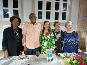 Presentan libro de Teonilda Madera, en tertulia del Café Literario y el Club de Lectura Verónica Sención