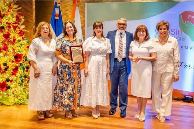 Mildred Josefina Bergés de Sánchez Noble, Yanira Fondeur de Hernández, Francia de Pérez y Velkys Zouain de Castaños  entregan una placa.