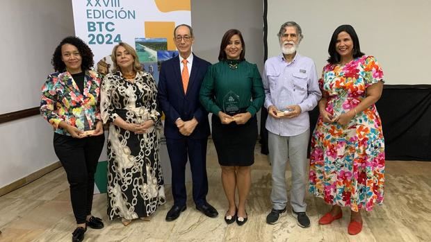 2. Adis Ozuna, Luisa de Aquino, Luis Felipe Aquino, Yenny Polanco Lovera, Kin Sánchez y Maite Medina. IMG-20241026-WA0460 (1)