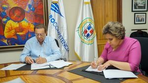 Arq. Miguel Fiallo Calderón, rector UNPHU, y la Lcda. María Elena Vásquez Taveras, presidenta de consejo directivo de Pro-Competencia.
