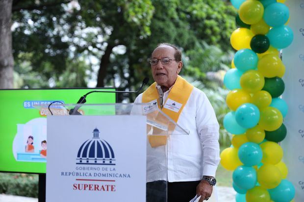 El señor Pedro Holguín Ramírez pronunció las palabras de agradecimiento en nombre de los graduandos.