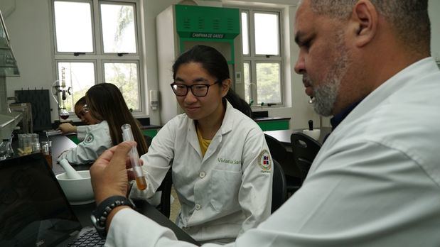 Estudiante de Farrmacia, junto a docente UNPHU.