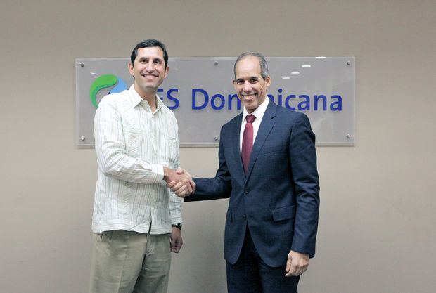 Roberto Herrera presidente de la junta de directores del Fondo de Agua Santo Domingo y Edwin de los Santos presidente de AES Dominicanay de DPP.