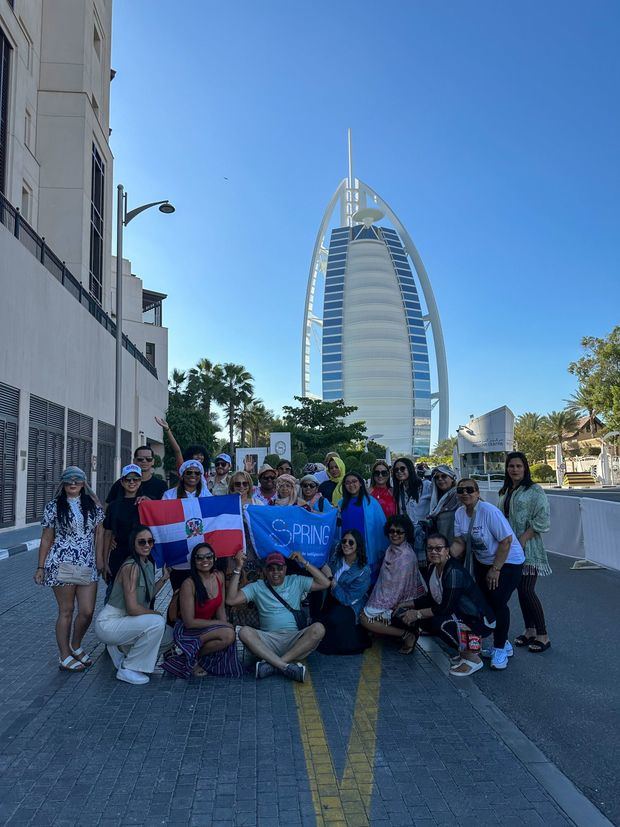 Grupo de visitantes frente a una mezquita en Dubái antiguo.