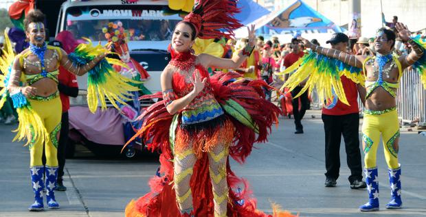 Varias comparsas formaron parte del desfile. 