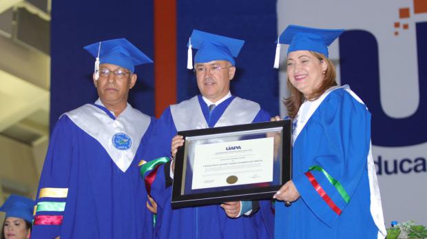 Domínguez Brito recibe doctorado honoris causa por su labor 