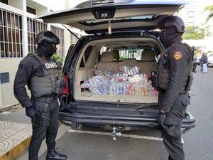 Autoridades decomisan 111 paquetes que se presume cocaína en Santo Domingo Este