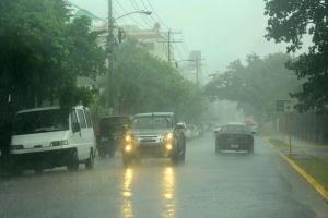 Nubes dispersas a medio nublado con chubascos
 