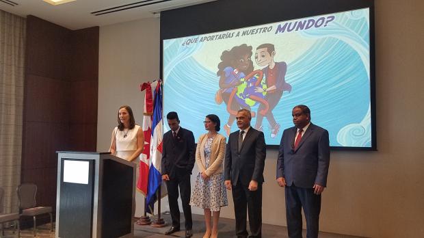 La embajadora de Canadá, Shauna Hemingway, pronunciando las palabras centrales de la recepción. 