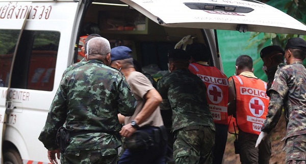 Continúa rescata de niños atrapados en la cueva